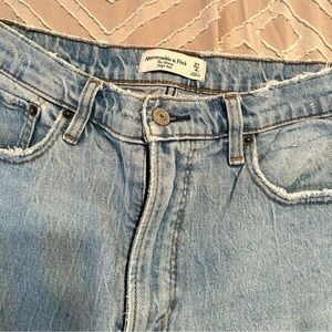 ABERCROMBIE JEANS SIZE 27/4r